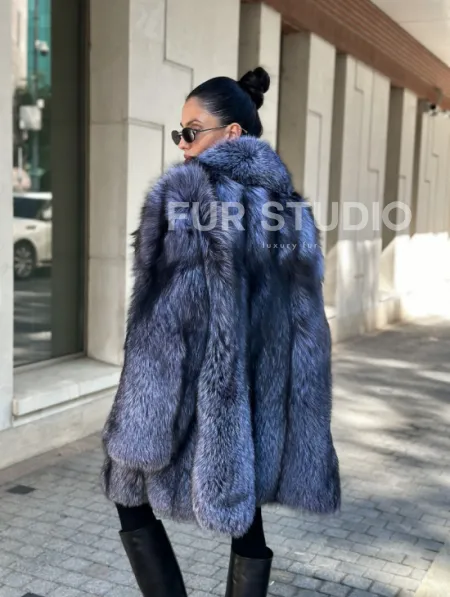 Удлиненная шуба из чернобурой лисы - фото 2
