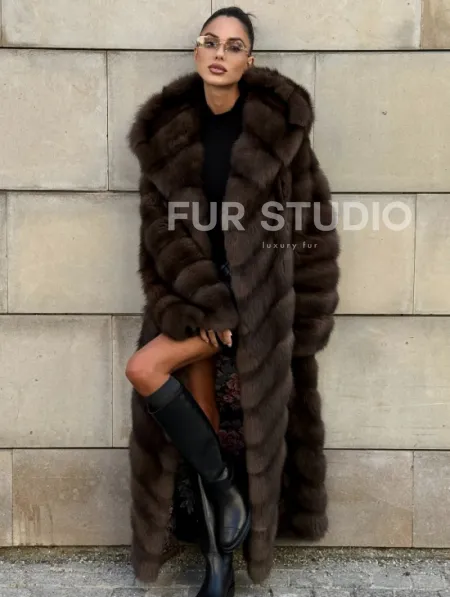 Удлиненная шуба из меха куницы с капюшоном - фото 0