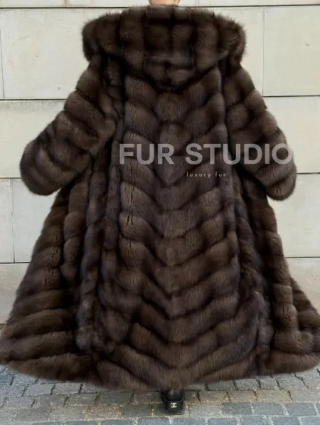 Удлиненная шуба из меха куницы с капюшоном - фото 5