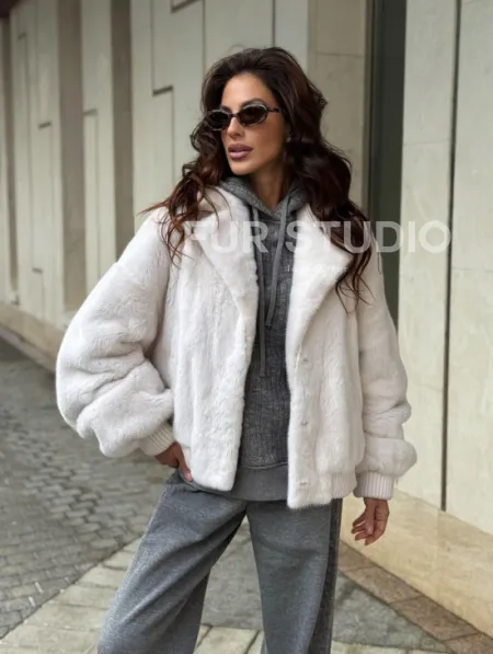 Белый норковый бомбер на резинке - фото 11