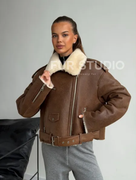 Короткая косуха-дубленка из овчины - фото 9