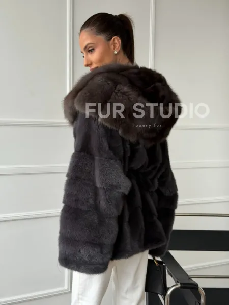 Графитовая шуба с капюшоном из куницы - фото 8