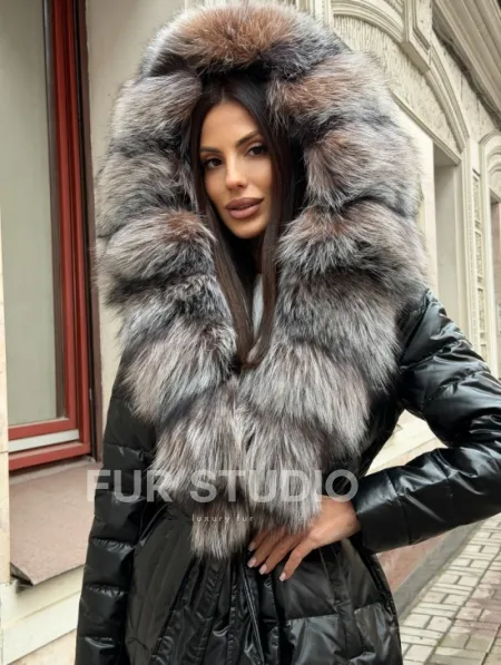 Чёрное пуховое пальто с меховым капюшоном из чернобурки - фото 4