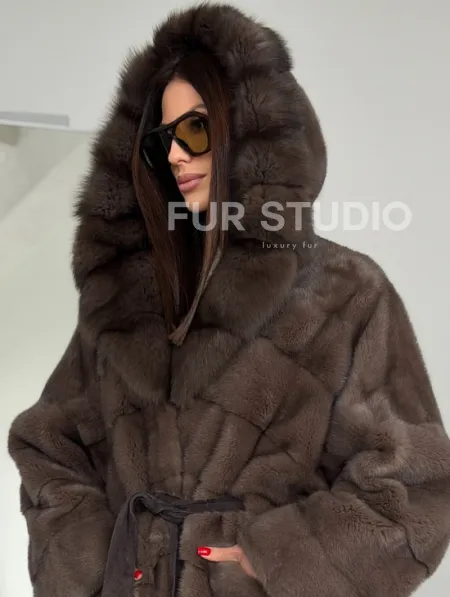 Шуба норковая с капюшоном из куницы - фото 5