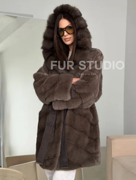 Шуба норковая с капюшоном из куницы - фото 13