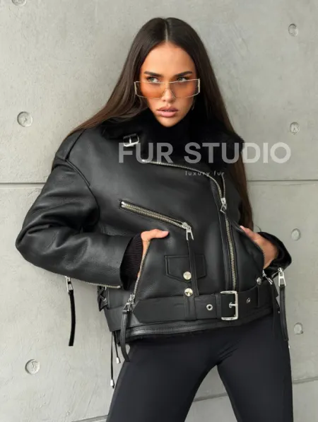 Черная короткая дубленка авиатор - фото 11