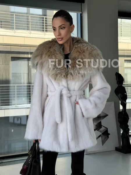 Белая шуба с капюшоном из рыси - фото 10