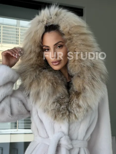 Белая шуба с капюшоном из рыси - фото 11