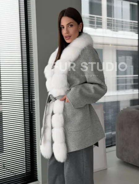 Серое пальто с меховым воротником - фото 11