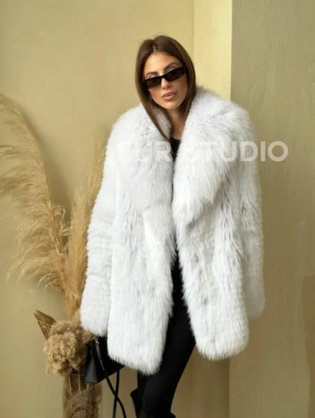 Шуба из меха белой лисы - фото 3