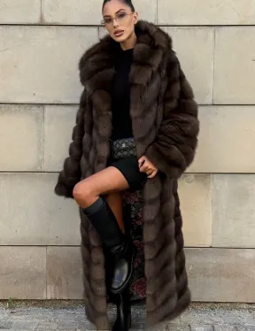 Удлиненная шуба из меха куницы с капюшоном - фото 9