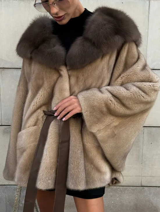 Шуба из аукционного меха норки NAFA MINK с капюшоном из куницы - фото 1