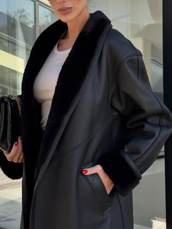 Черная женская дубленка на запах с поясом - фото 2