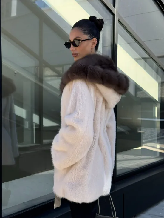 Полушубок из светлой норки с капюшоном куница с поясом - фото 4