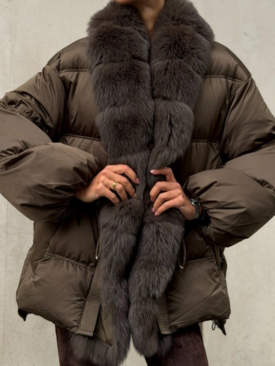 Женский стеганный пуховик на гусином пуху с отделкой из меха песца - фото 4