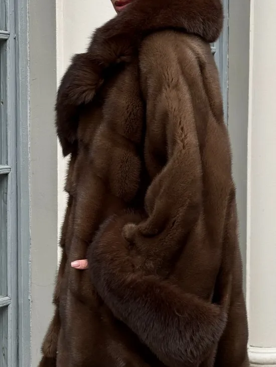 Норковая шуба пальто стиль «Бохо» с воротником и рукавами из меха песца - цвет орех - фото 4