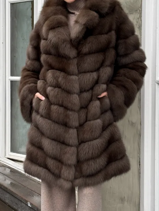 Шуба из меха куницы средней длины цвет темный соболь - фото 1