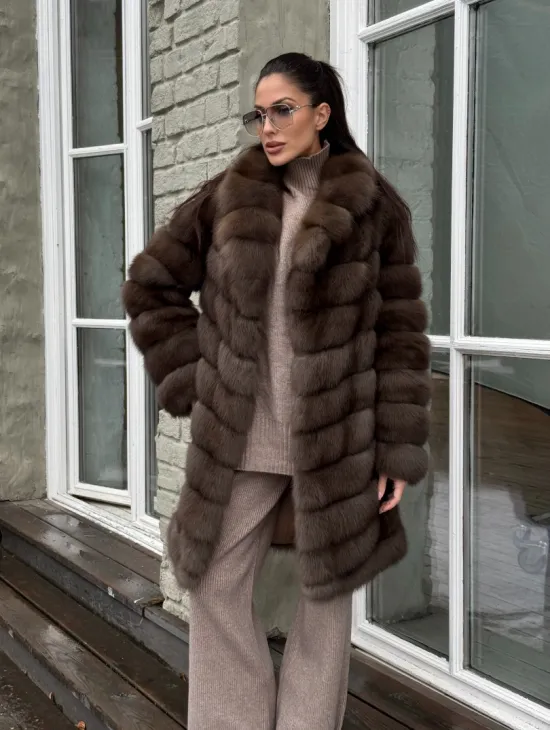 Шуба из меха куницы средней длины цвет темный соболь - фото 9