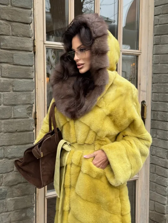 Женская длинная шуба из норки желтого цвета с капюшоном из меха куницы - фото 2