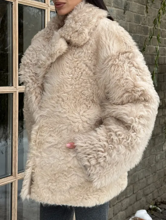 Светлая короткая шуба из испанской овчины - фото 3