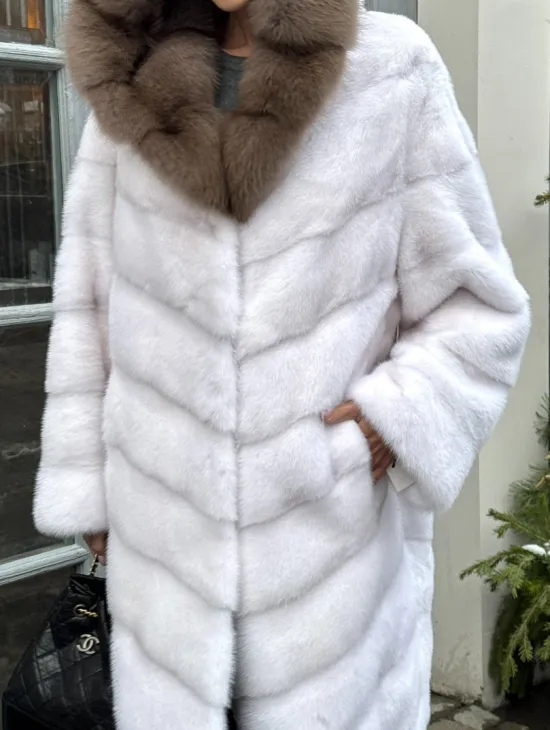 Белая прямая норковая шуба с капюшоном из меха куницы - фото 1