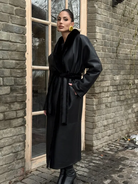 Двусторонняя модная дублёнка на запах из меха мериноса - фото 7