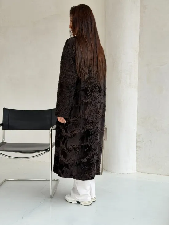 Шуба длинная из меха каракульчи в натурально-коричневом цвете - фото 8