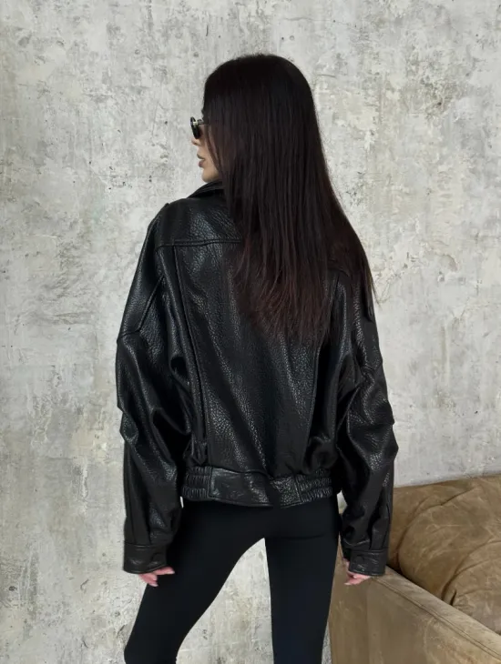 Черная бомбер-курточка «Оверсайз» из кожи Джумбо с двойным воротником и карманами - фото 9