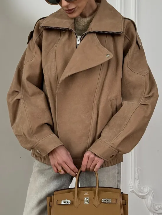 Женский замшевый бомбер из натуральной кожи «Creamy»  с двойным воротником - оверсайз - фото 3