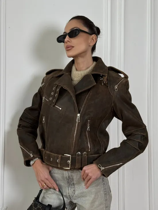 Коричневая куртка- косуха из натуральной винтажной кожи с отложным воротником и молниями на плечах - фото 7
