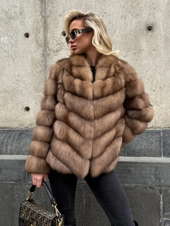 Полушубок из куницы с V-образным воротником - фото 4