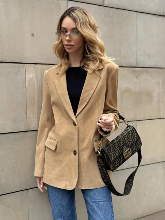 Стильный однобортный пиджак из натуральной замши в бежевом цвете - фото 5