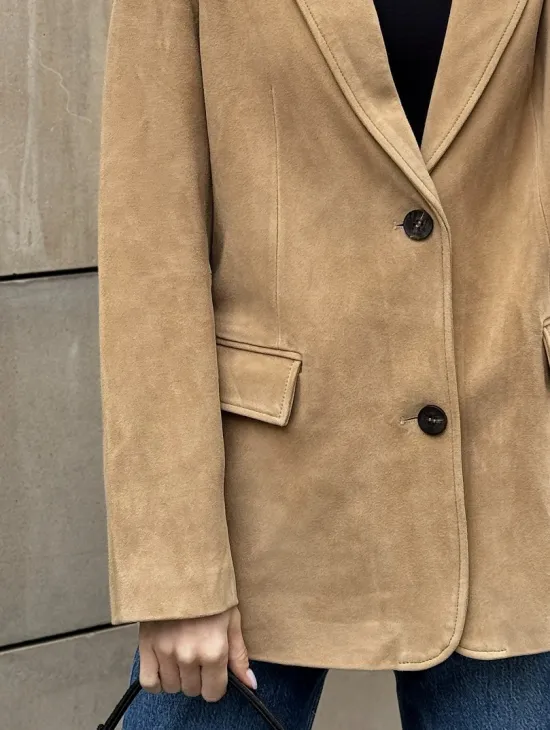 Стильный однобортный пиджак из натуральной замши в бежевом цвете - фото 1