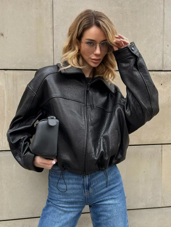 Женская укороченная кожаная куртка с поясом на кулиске и воротником-стойкой - фото 9