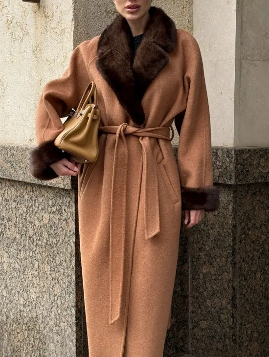 Длинное демисезонное пальто с отделкой из меха норки - фото 2