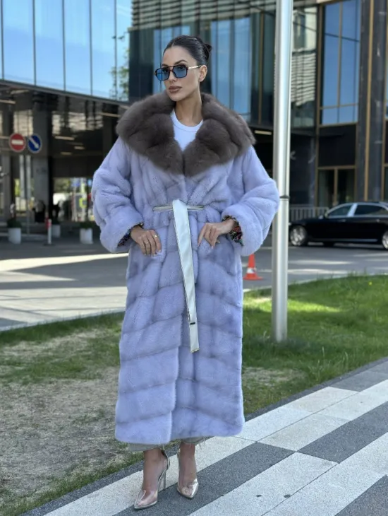 Удлиненная голубая норковая шуба с капюшоном из куницы - фото 0