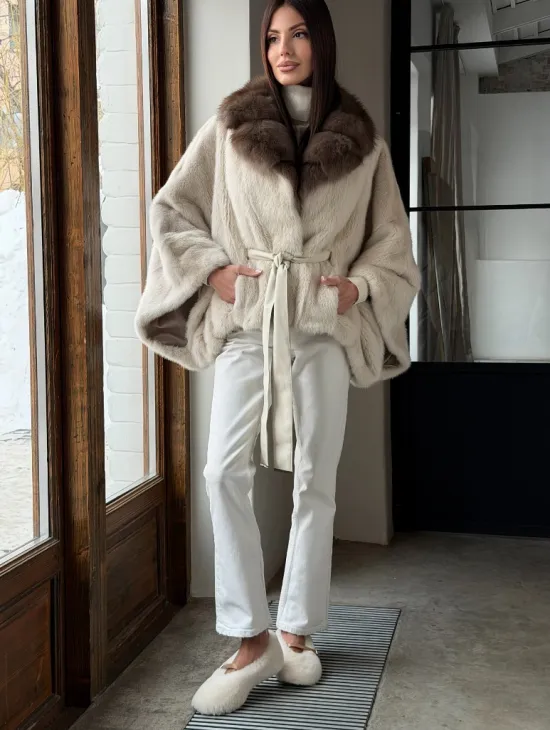 Светлое норковое пончо с воротником из куницы - фото 10