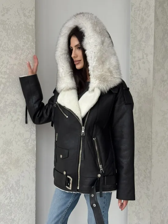 Черная куртка дубленка с капюшоном - фото 7