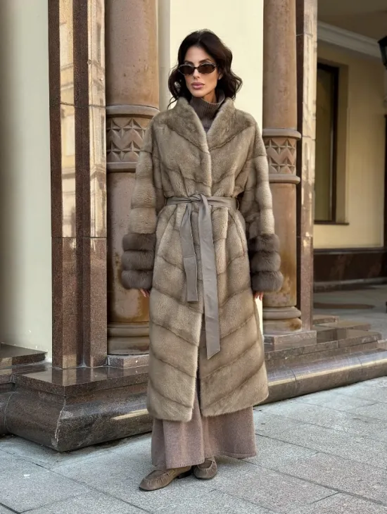 Шуба норковая пастель прямого кроя с отделкой на рукавах из меха куницы - фото 0