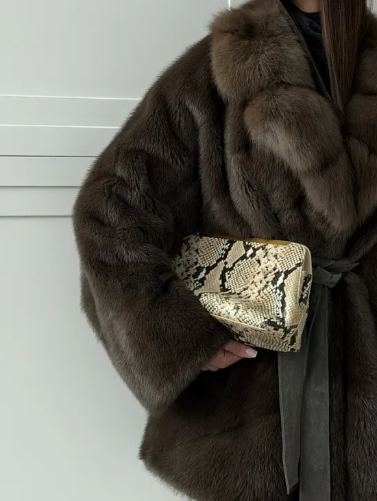 Шуба норковая летучая мышь с воротником из куницы - цвет хаки - фото 2