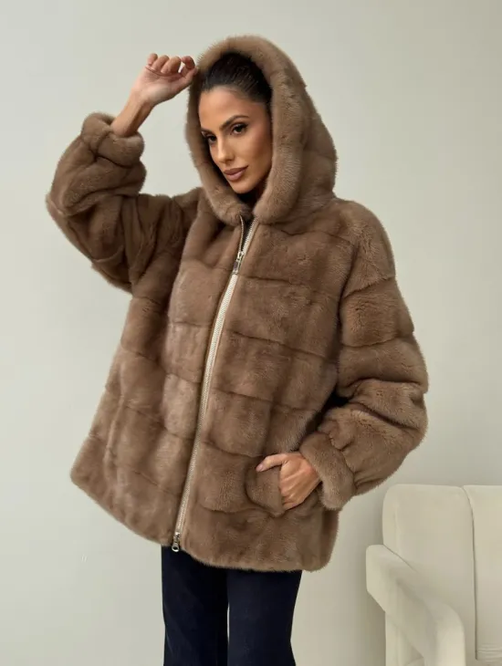 Бежевая норковая куртка с капюшоном - фото 7