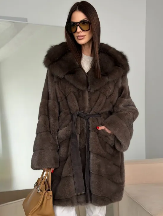 Шуба норковая с капюшоном из куницы - фото 6