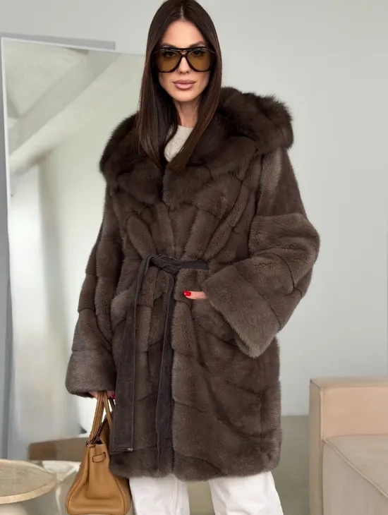 Шуба норковая с капюшоном из куницы - фото 4