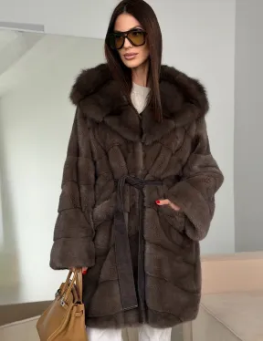 Шуба норковая с капюшоном из куницы - фото 6