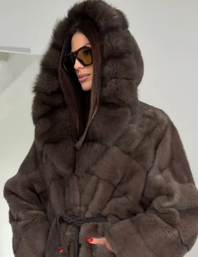 Шуба норковая с капюшоном из куницы - фото 5