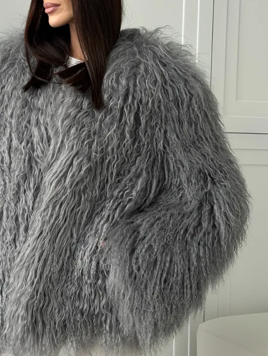 Серая шуба из натурального меха ламы - фото 1