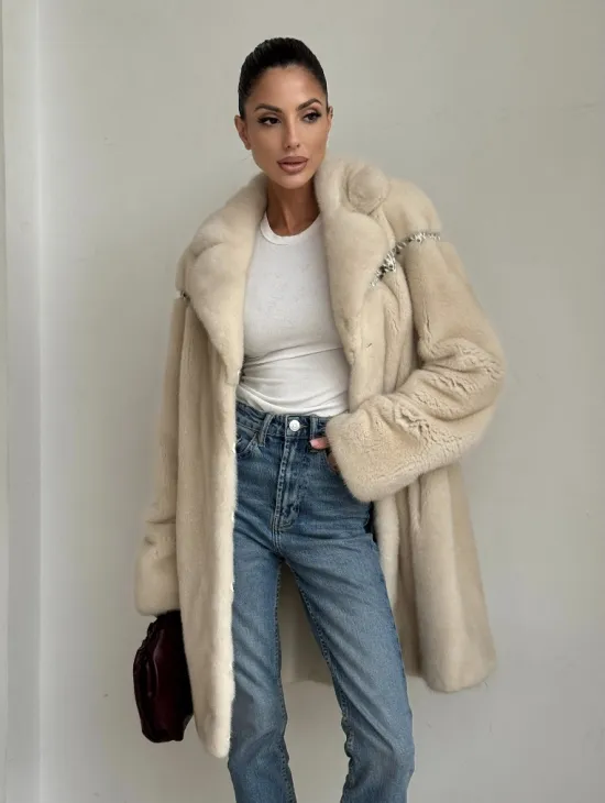 Шуба из аукционной норки с отделкой из кожи в цвете жемчуг - фото 9