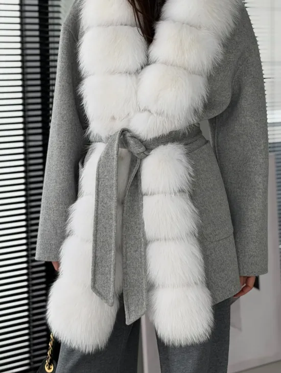 Серое пальто с меховым воротником - фото 2
