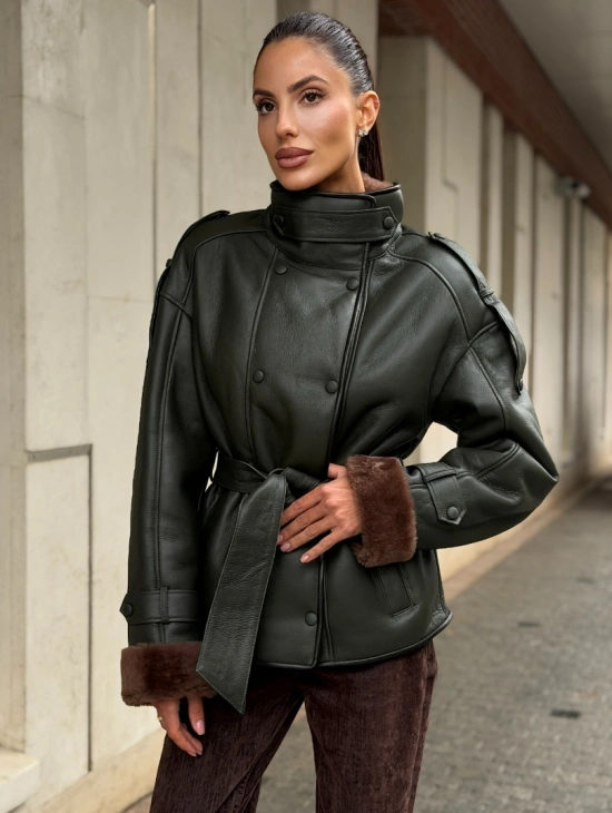 Дублёнка-авиатор из натуральной овчины — зелёная, с мехом оттенка тёмный шоколад - фото 6