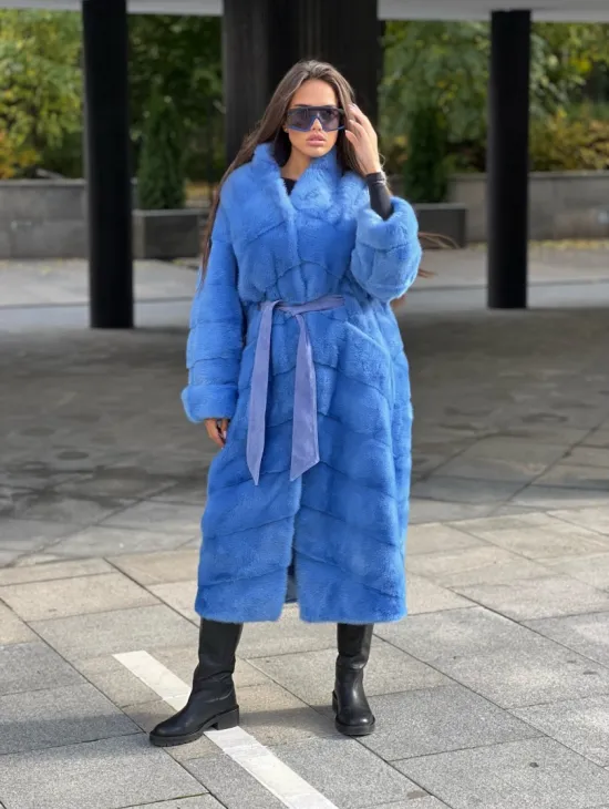 Удлиненная норковая шуба с поясом в голубом оттенке - фото 3